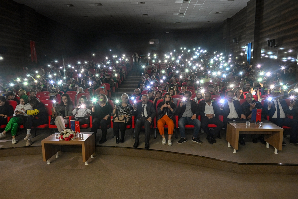 Antakya Medeniyetler Korosu "Dayanışma Konserleri"nin 7'ncisini Van'da verdi