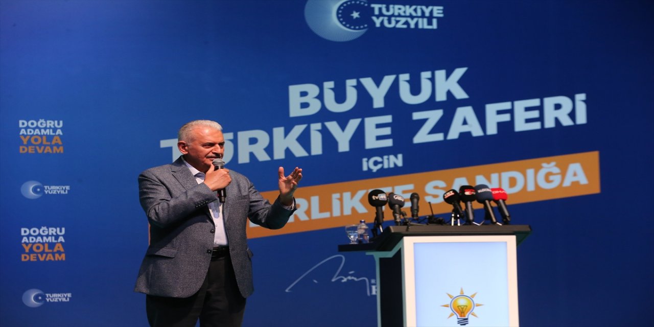 Binali Yıldırım Kocaeli'de mahalle başkanlarıyla bir araya geldi.