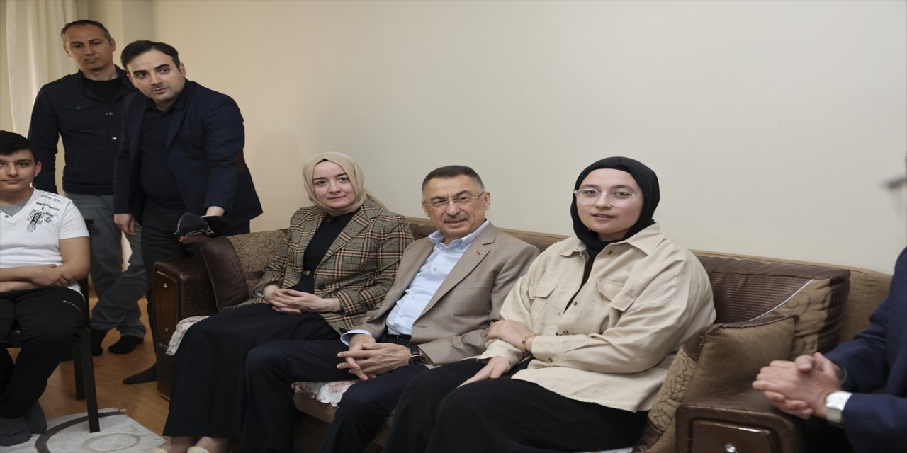 Cumhurbaşkanı Yardımcısı, Enkazdan 248'inci saatte kurtarılan Aleyna'yı ziyaret etti.