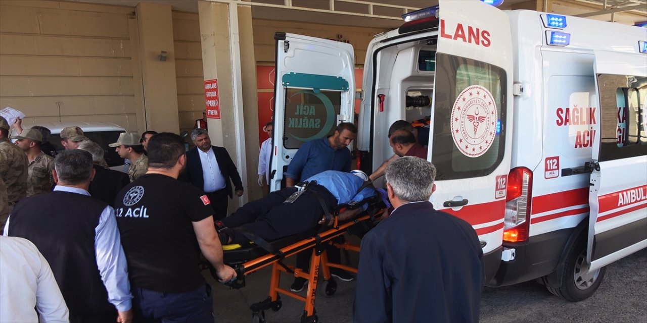 Şanlıurfa'da şarampole devrilen otomobildeki 7 kişi yaralandı