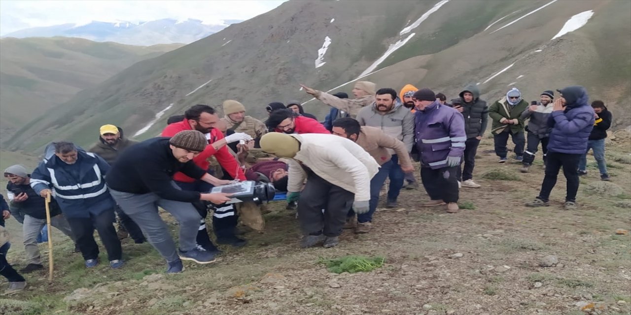 Van'da yıldırım düşmesi sonucu yaralanan 2 çoban, ambulans helikopterle hastaneye ulaştırıldı