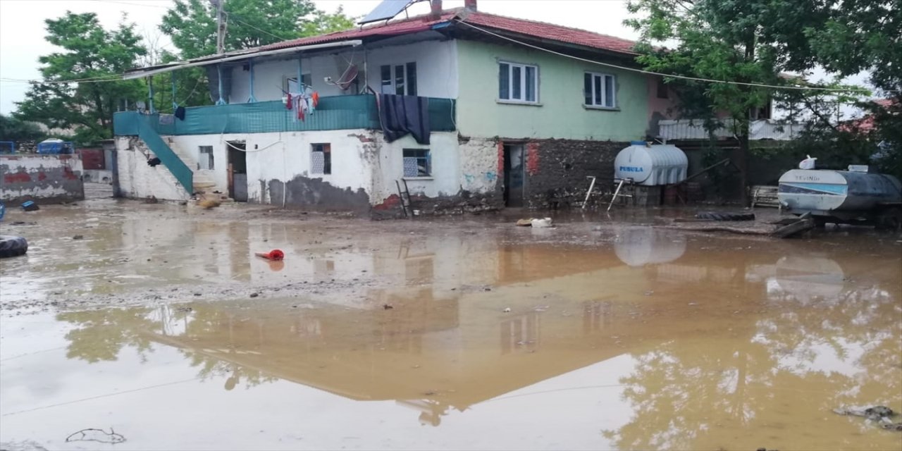Çorum'da şiddetli yağış su baskınına neden oldu