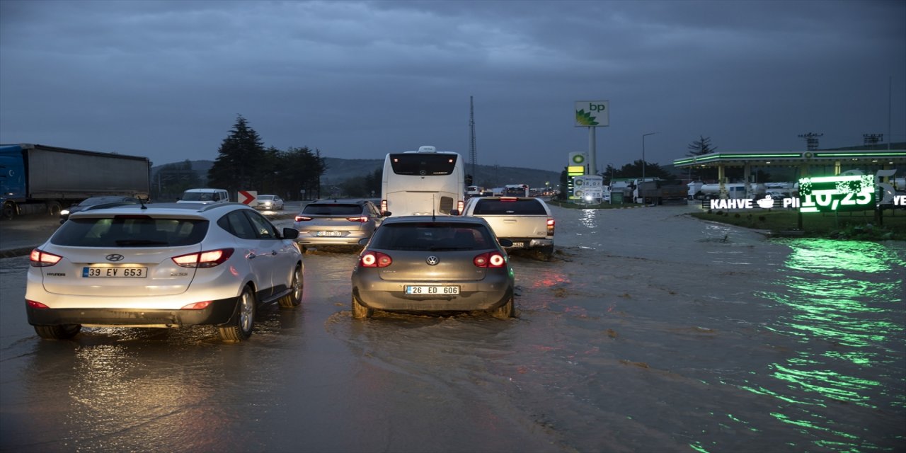 Ankara'nın Elmadağ ilçesinde sağanak nedeniyle su baskınları meydana geldi