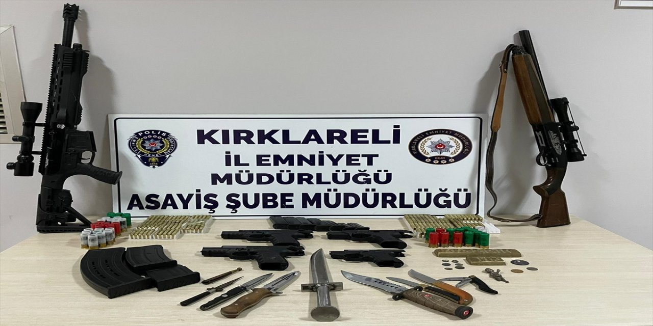 Kırklareli'nde iş yerinde 4 tabanca ile 2 tüfek bulundu.