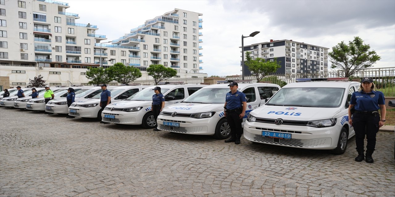 Edirne'de iş insanlarının desteğiyle, 21 araç emniyet müdürlüğüne teslim edildi.