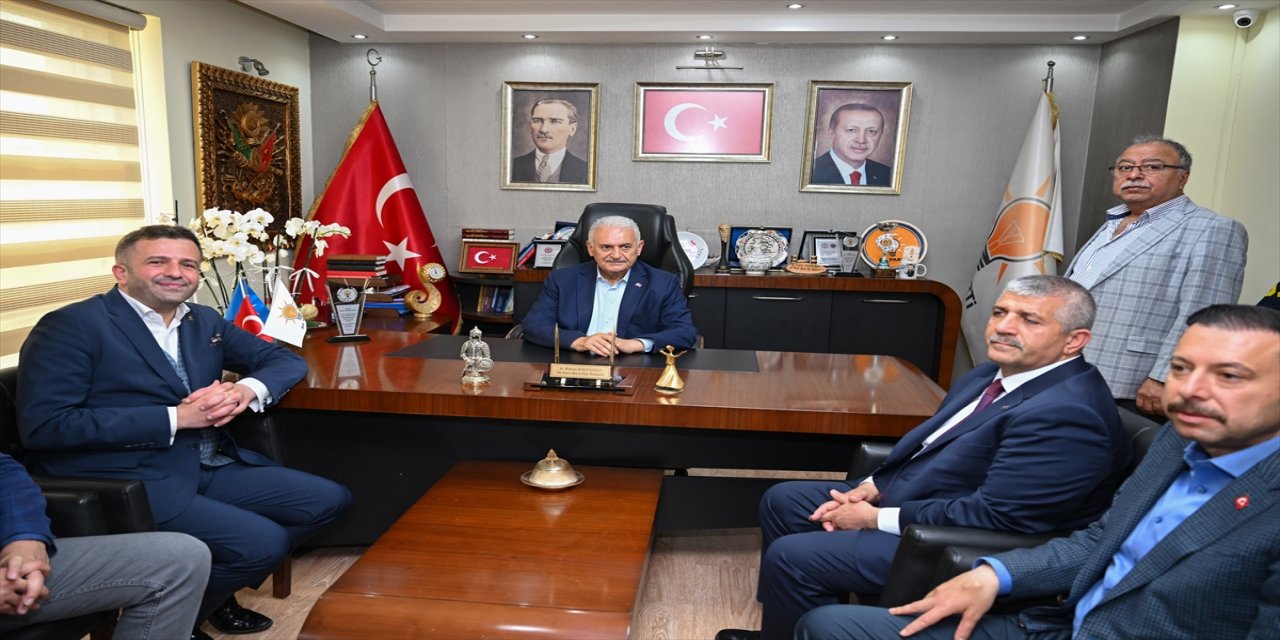 Binali Yıldırım, İzmir'de sivil toplum kuruluşu temsilcileriyle buluştu.