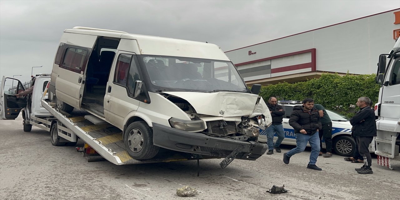 Kocaeli'de işçi servislerinin çarpıştığı kazada 6 kişi yaralandı