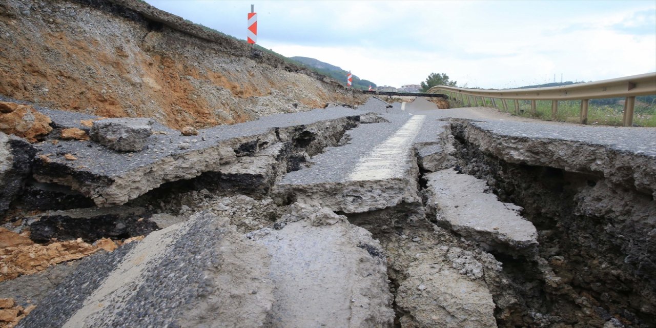 Muğla'da sağanak nedeniyle kara yolunda çökme yaşandı.