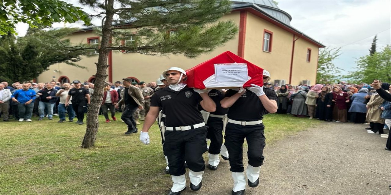 Trafik kazasında hayatını kaybeden polis ile eşinin cenazesi defnedildi.