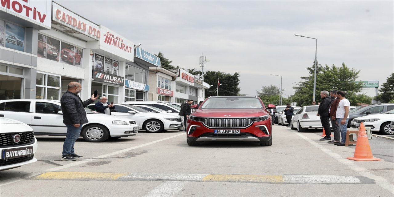 Bakan Varank, Togg'la Bursa'da oto galericileri gezdi.