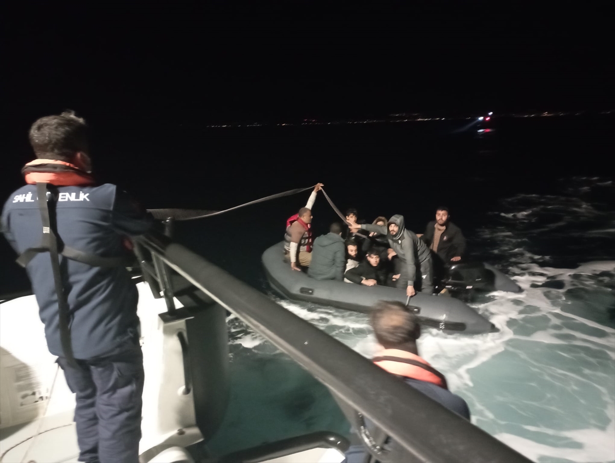 İzmir açıklarında 10 düzensiz göçmen yakalandı