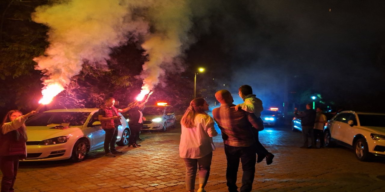 Manisa'da polis hayranı serebral palsili çocuğa polislerden sürpriz doğum günü kutlaması