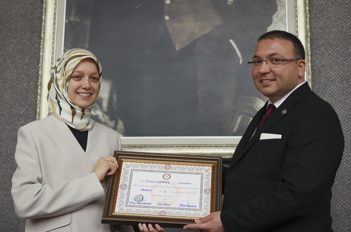 TBMM'nin en genç milletvekili  Meclis'te kaydını yaptırdı