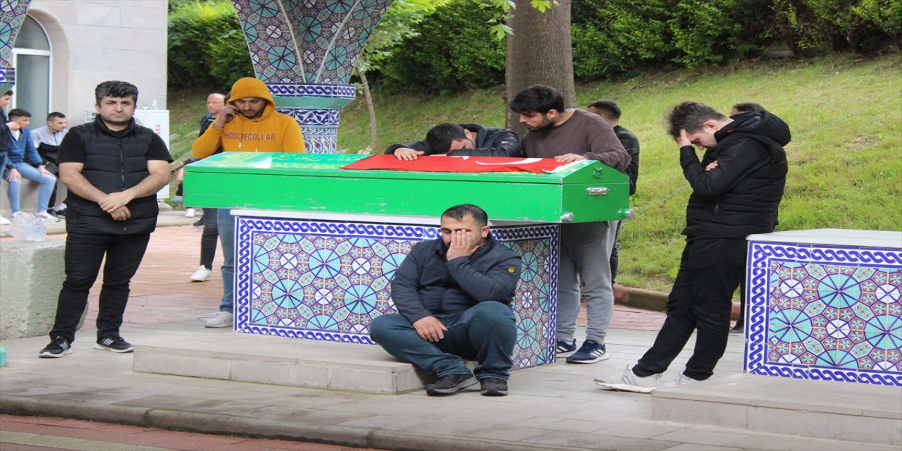 Trafik kazasında ölen ve organları 6 kişiye umut olan gencin cenazesi defnedildi