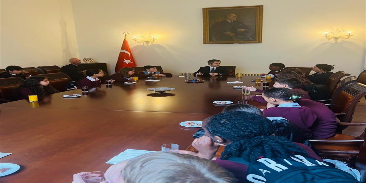 İngiltere'de öğrencilerden deprem nedeniyle Türk Büyükelçiliğine dayanışma ziyareti
