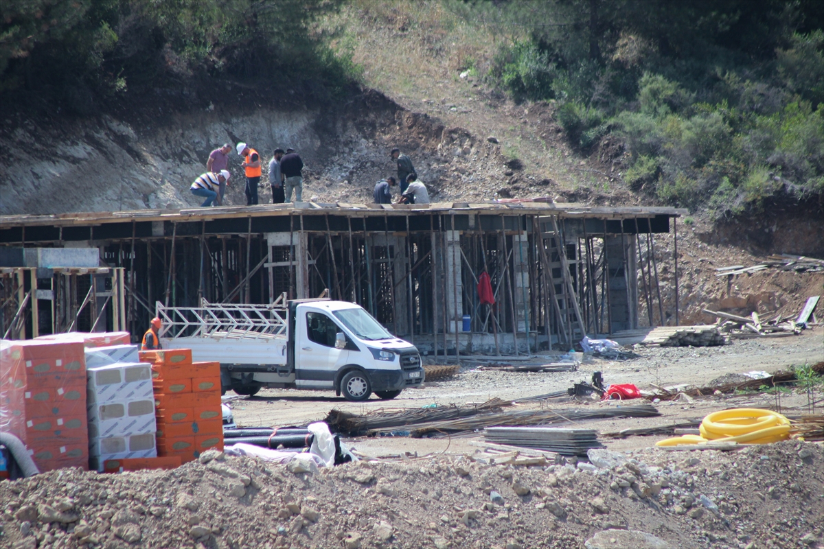 Depremden etkilenen Hatay Arsuz'da kalıcı köy evlerinin inşası sürüyor