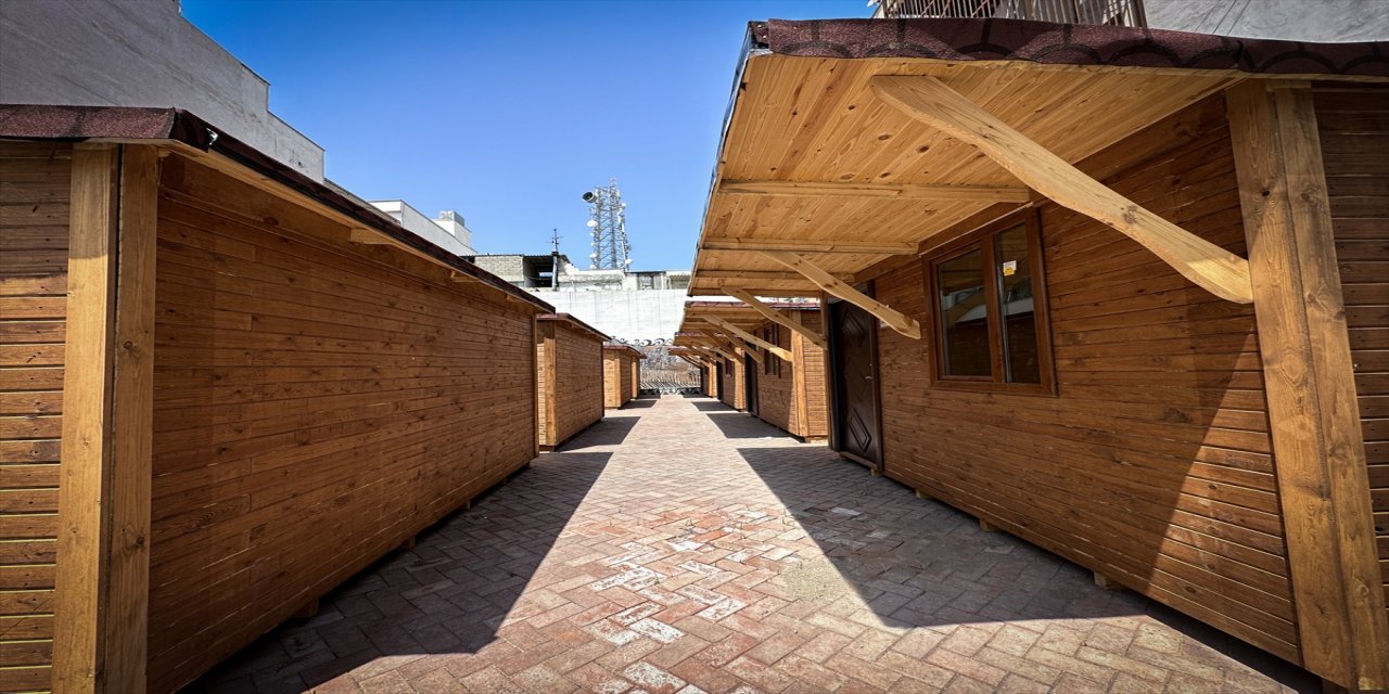 Depremzede kuyumcular, ahşap prefabriklerde işe başlayacak.