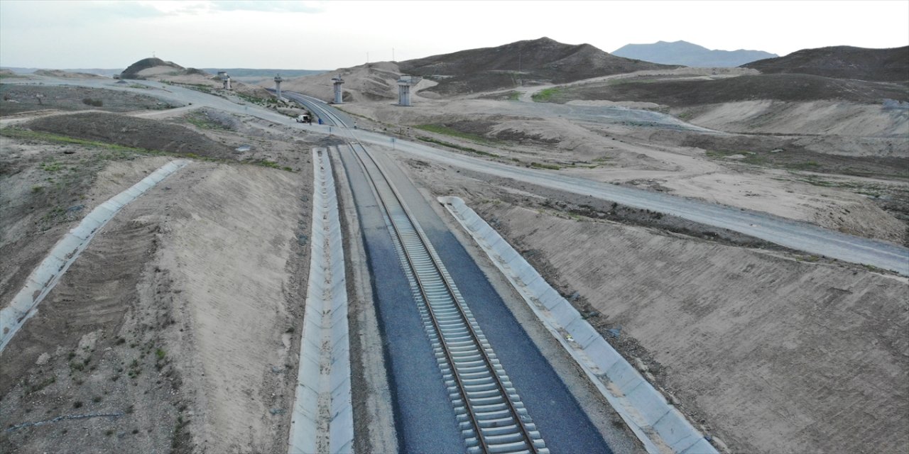 Azerbaycan, Zengezur Koridoru'na uzanan demir yolu çalışmalarını arttırdı.