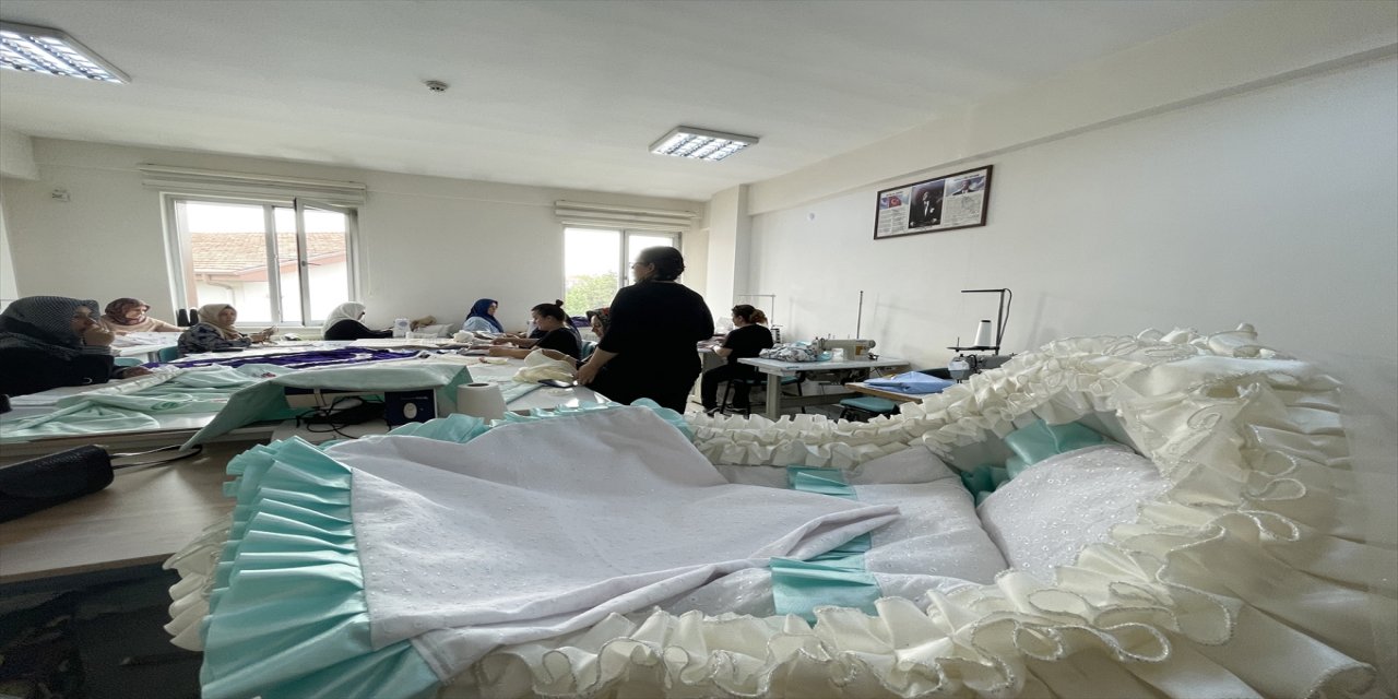 Kayserili kadınlar ev tekstili kursunda eski eşyaları değerlendiriyor.