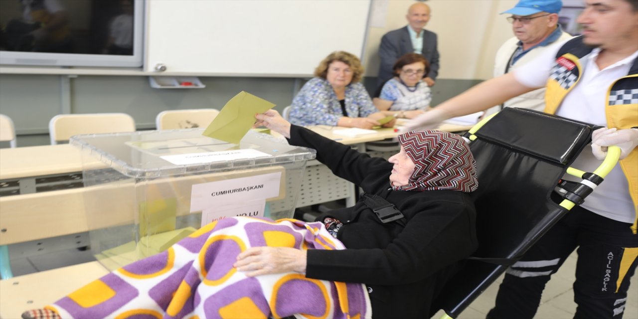 Edirne bazı vatandaşlar oy kullanacakları okullara ambulansla getirildi.