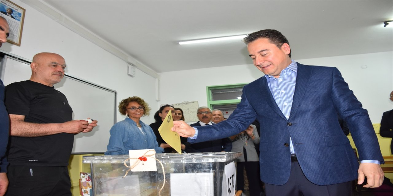 Ali Babacan oy kullanma işlemini tamamladı.