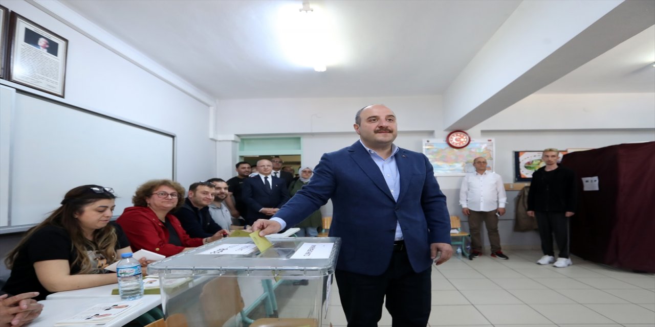 Bakan Varank, oy kullanma işlemini tamamladı.