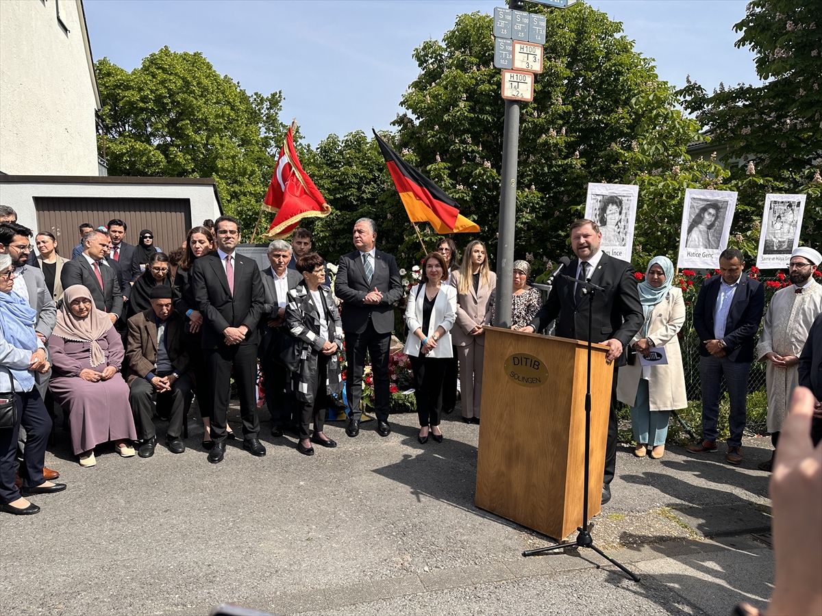 Almanya Solingen'de 30 yıl önce düzenlenen ırkçı saldırıda yaşamını yitirenler anıldı