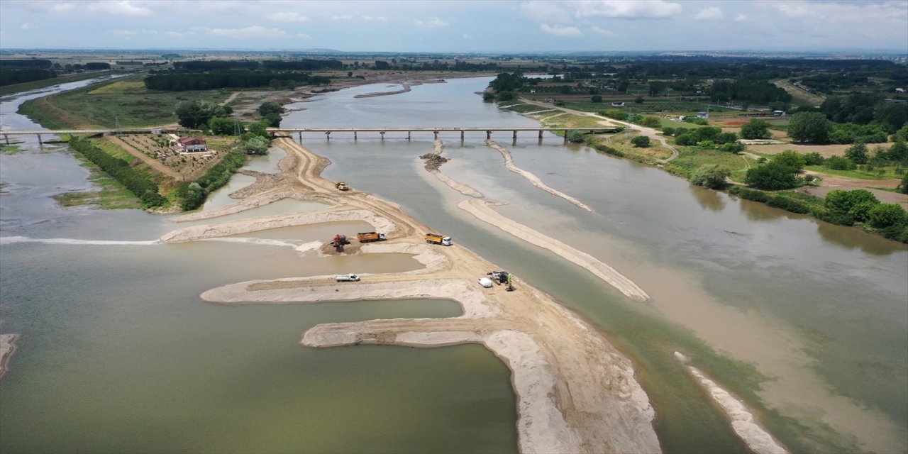Meriç ve Tunca nehirlerinde taşkın önleme kapsamında yatak temizliği yapılıyor