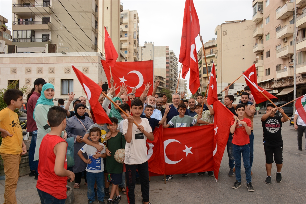 Lübnan'da Türkmenler Cumhurbaşkanı Erdoğan'ın seçim zaferi dolayısıyla tatlı dağıttı