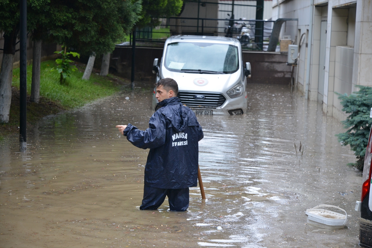 Manisa'da sağanak su baskınlarına yol açtı