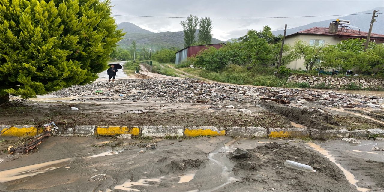 Denizli'nin Çivril ilçesinde sağanak hayatı olumsuz etkiledi