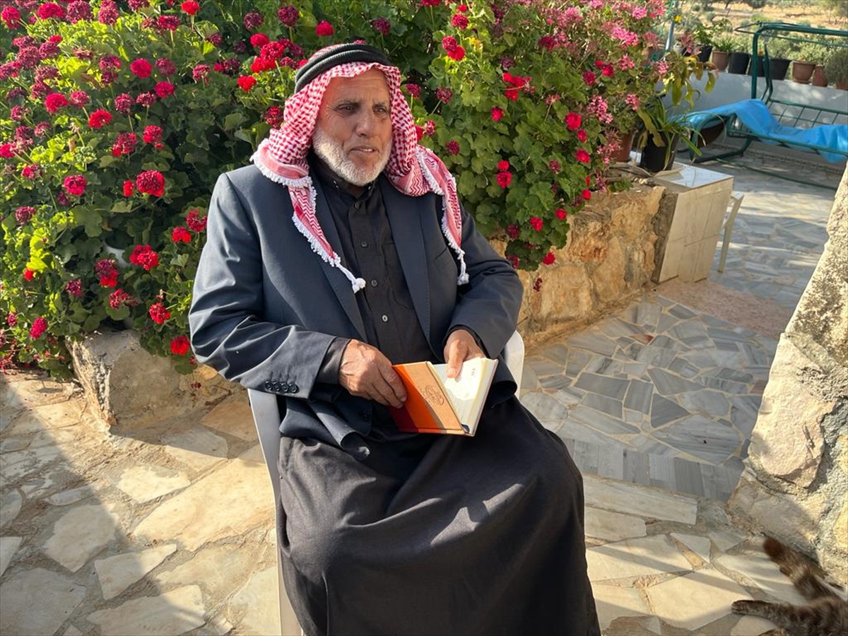 Ürdünlü emekli öğretmen "milyonların sevgilisi" dediği Cumhurbaşkanı Erdoğan için şiir yazdı