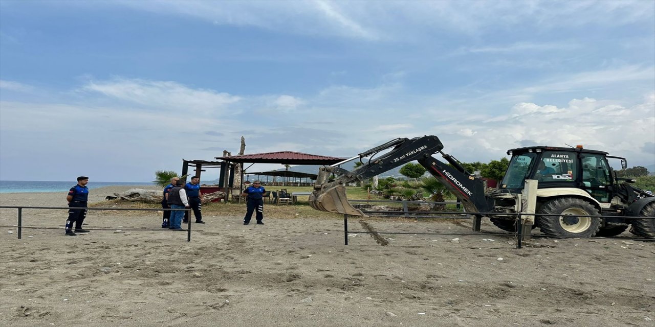 Alanya sahilindeki kaçak yapıların yıkımı devam ediyor.