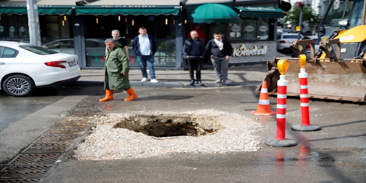 Ankara'da yağış nedeniyle yol çöktü.