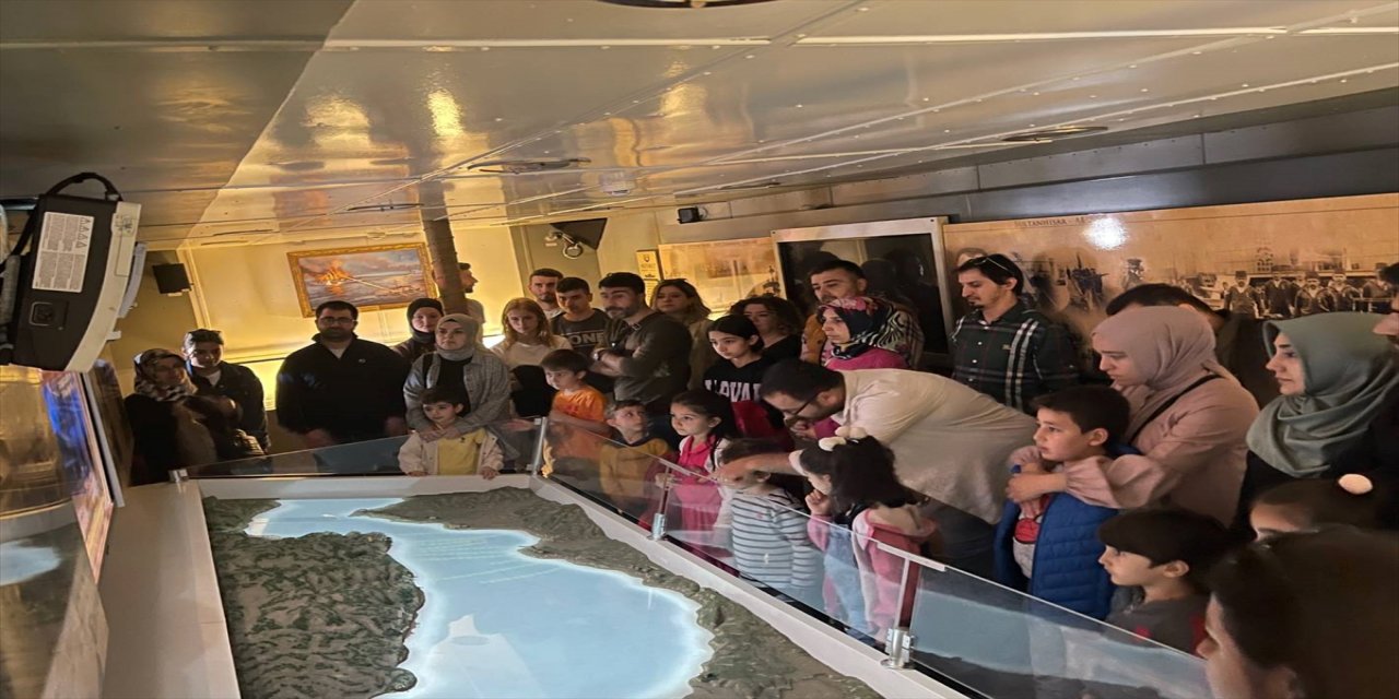 TCG Nusret Müze Gemisi'ne vatandaşlardan yoğun ilgi gördü.