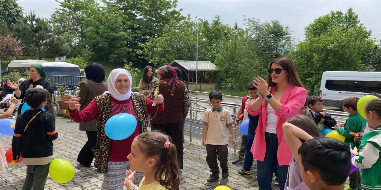 Düzce'de ilkokul öğrencileri huzurevi sakinlerine ziyaret gerçekleştirdi.