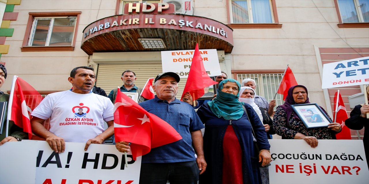 Evladına kavuşan aile sevincini oturma eylemini sürdüren ailelerle paylaştı.