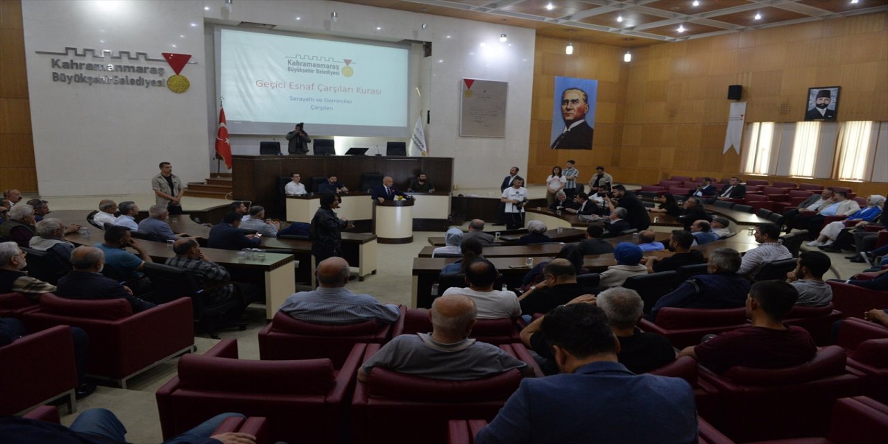 Bakan Kirişci, Konteyner dükkan anahtarı teslim etti.