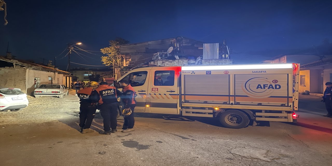 Malatya'da iki katlı kerpiç evin bir bölümü çöktü