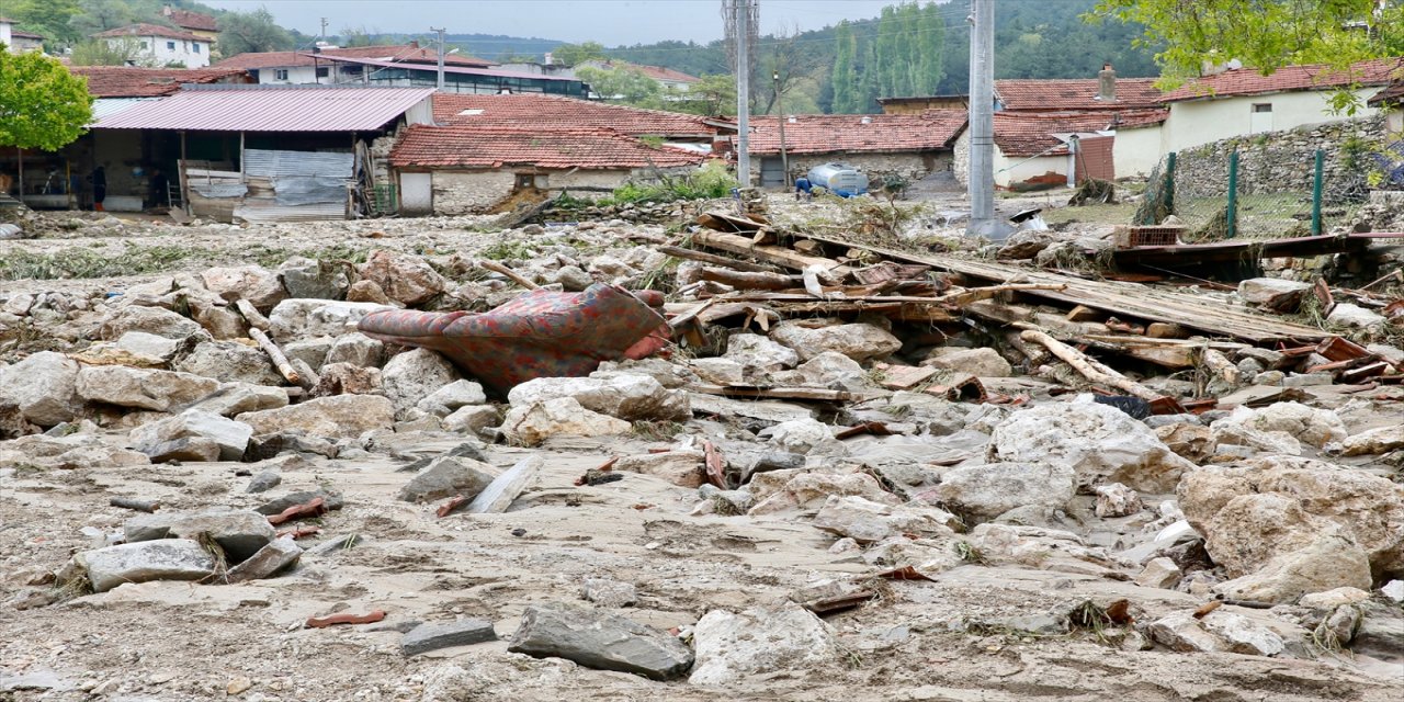 Eskişehir Seyitgazi'de selin etkilediği alanlarda temizlik çalışmaları devam ediyor.