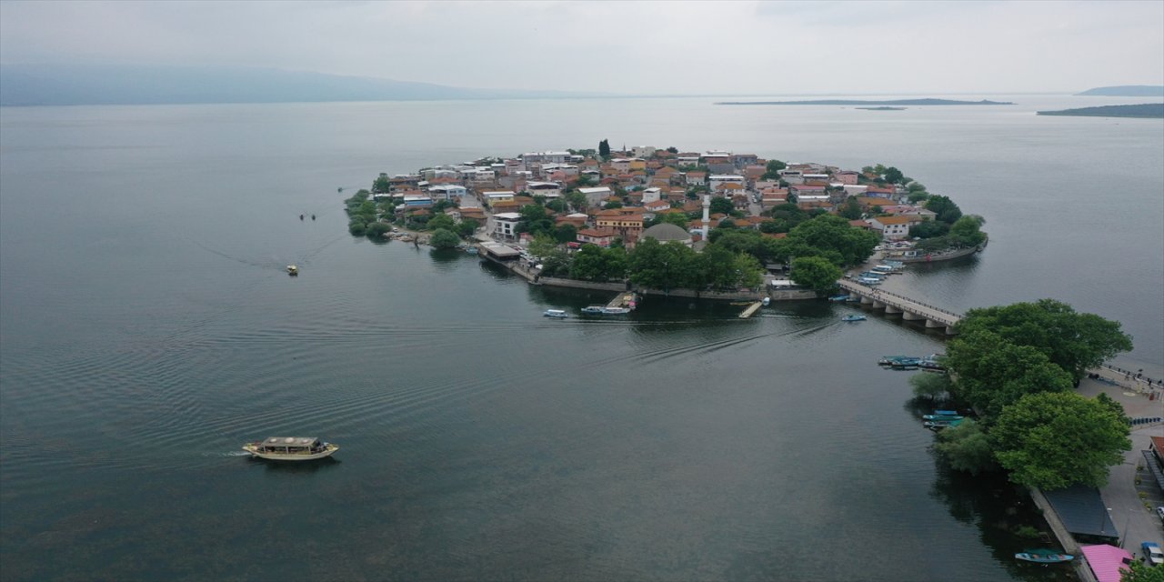 Haliç'ten sultan kayığıyla Marmara Denizi ve dereyi geçip Uluabat Gölü'ne geldi