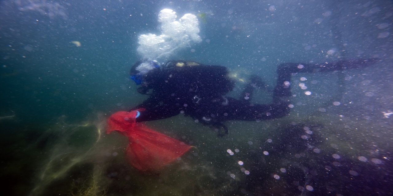 Balıkadamlar Caddebostan Sahili'nde deniz temizliği yaptılar.