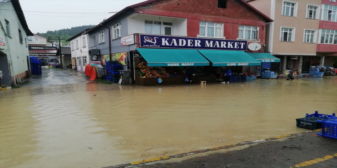 Kastamonu'nun Pınarbaşı ilçesinde su baskını yaşandı.