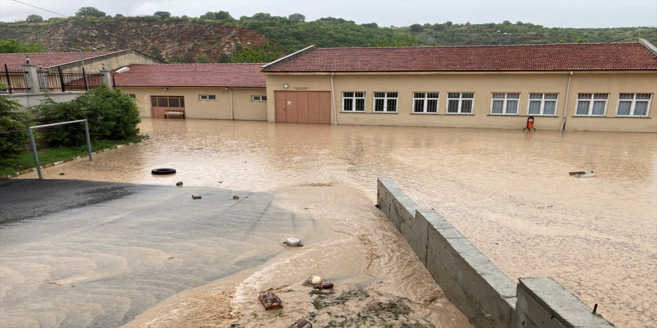 Karabük'te sağanak yağış etkili oldu.