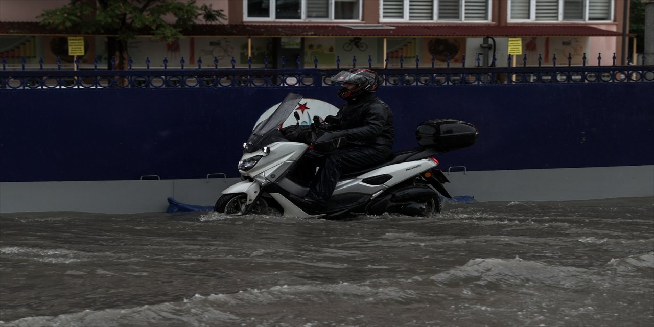 Başkentte sağanağın etkisiyle dairedeki eşyalar balkondan düştü.