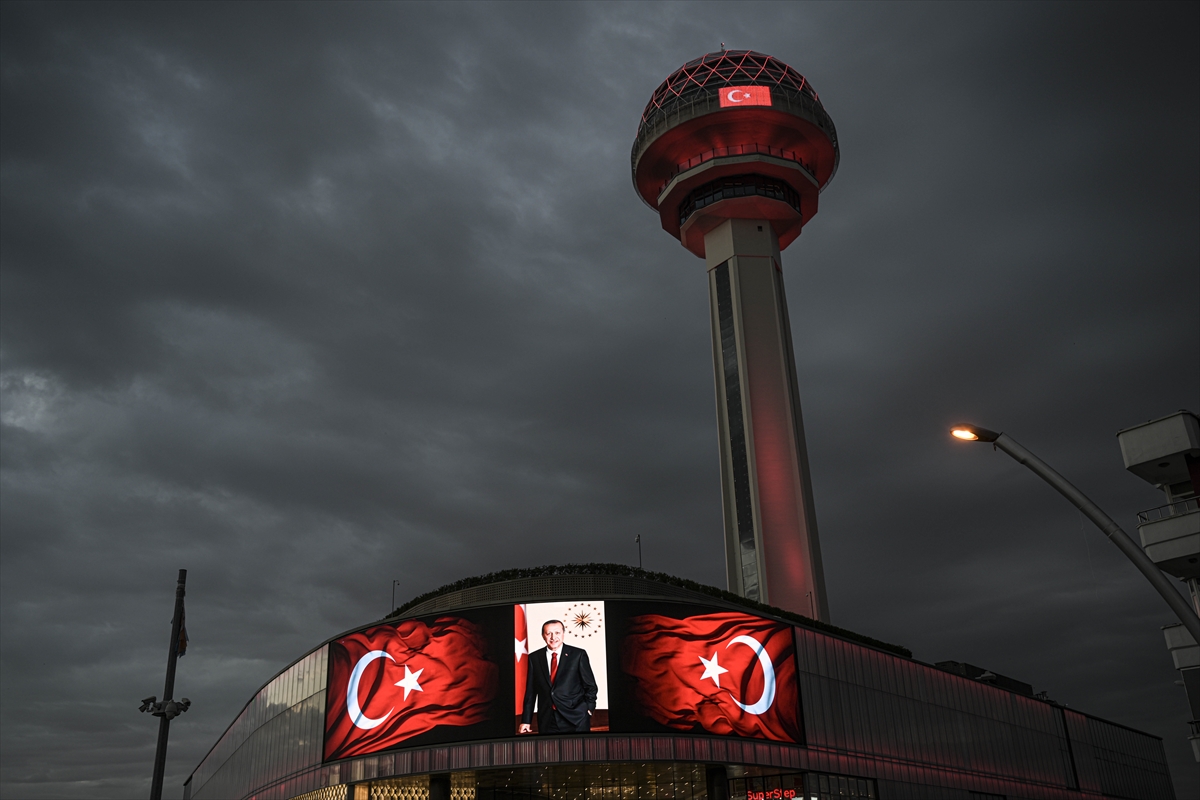 Atakule, Cumhurbaşkanı Erdoğan'ın yeniden göreve başlaması nedeniyle Türk bayrağı renkleriyle ışıklandırıldı