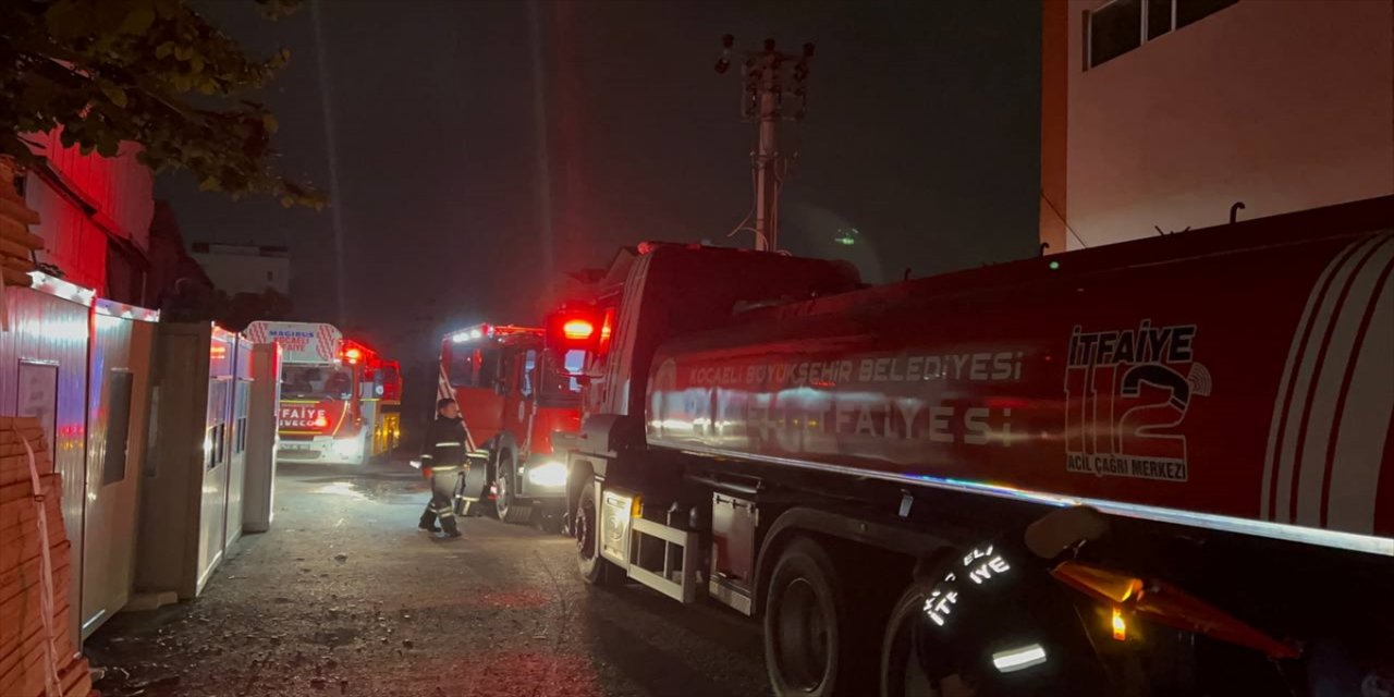Kocaeli'de bir fabrikanın deposunda çıkan yangın söndürüldü