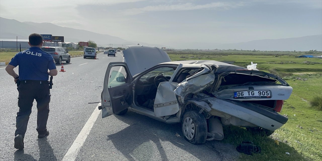 Erzincan'da hafif ticari araç bir otomobille çarpıştı.