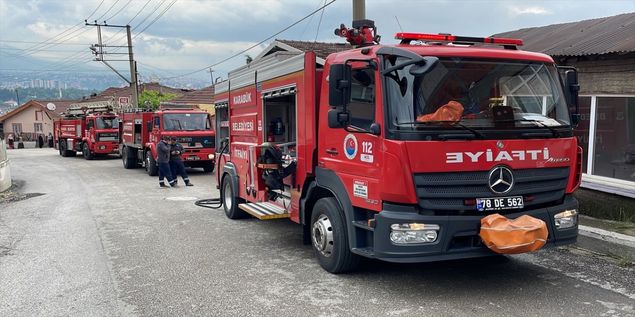 Karabük'te yangın çıkan tek katlı ev kullanılamaz hale geldi