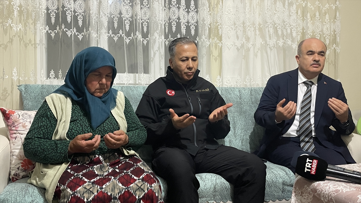 İçişleri Bakanı Yerlikaya, selden etkilenen Samsun'un Ladik ilçesinde taziye ziyaretinde bulundu